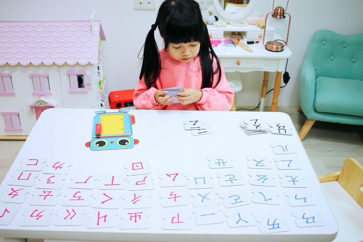 【12/26團購中】愛兒館第一張桌子、ADATTO學童椅、旋轉書櫃–從小陪伴孩子到大 - 第21張圖 【12/26團購中】愛兒館第一張桌子、ADATTO學童椅、旋轉書櫃–從小陪伴孩子到大