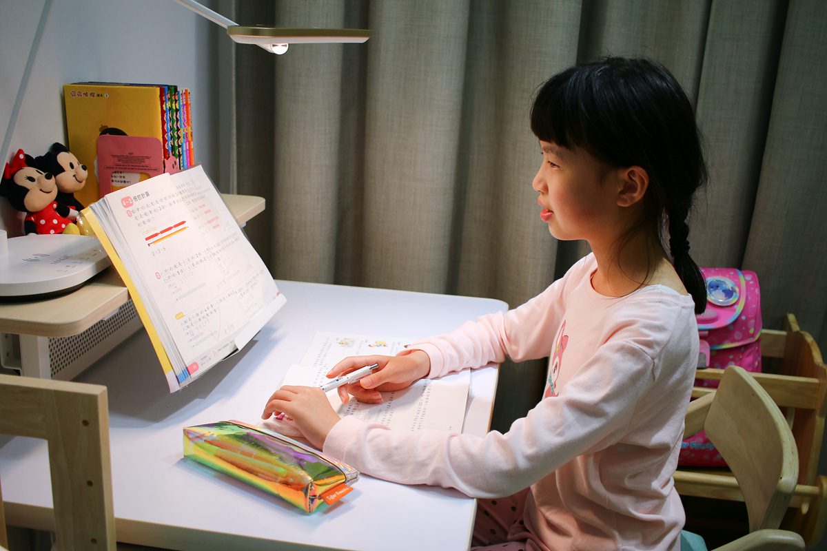 【12/26團購中】愛兒館第一張桌子、ADATTO學童椅、旋轉書櫃–從小陪伴孩子到大