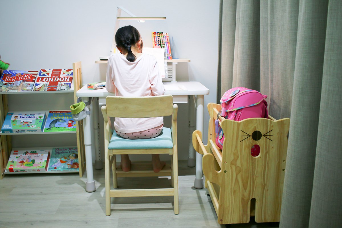 【團購】愛兒館旋轉書櫃實測：5.5級地震也搖不倒的超強收納！加碼開箱行動書包櫃、我的第一座小書櫃