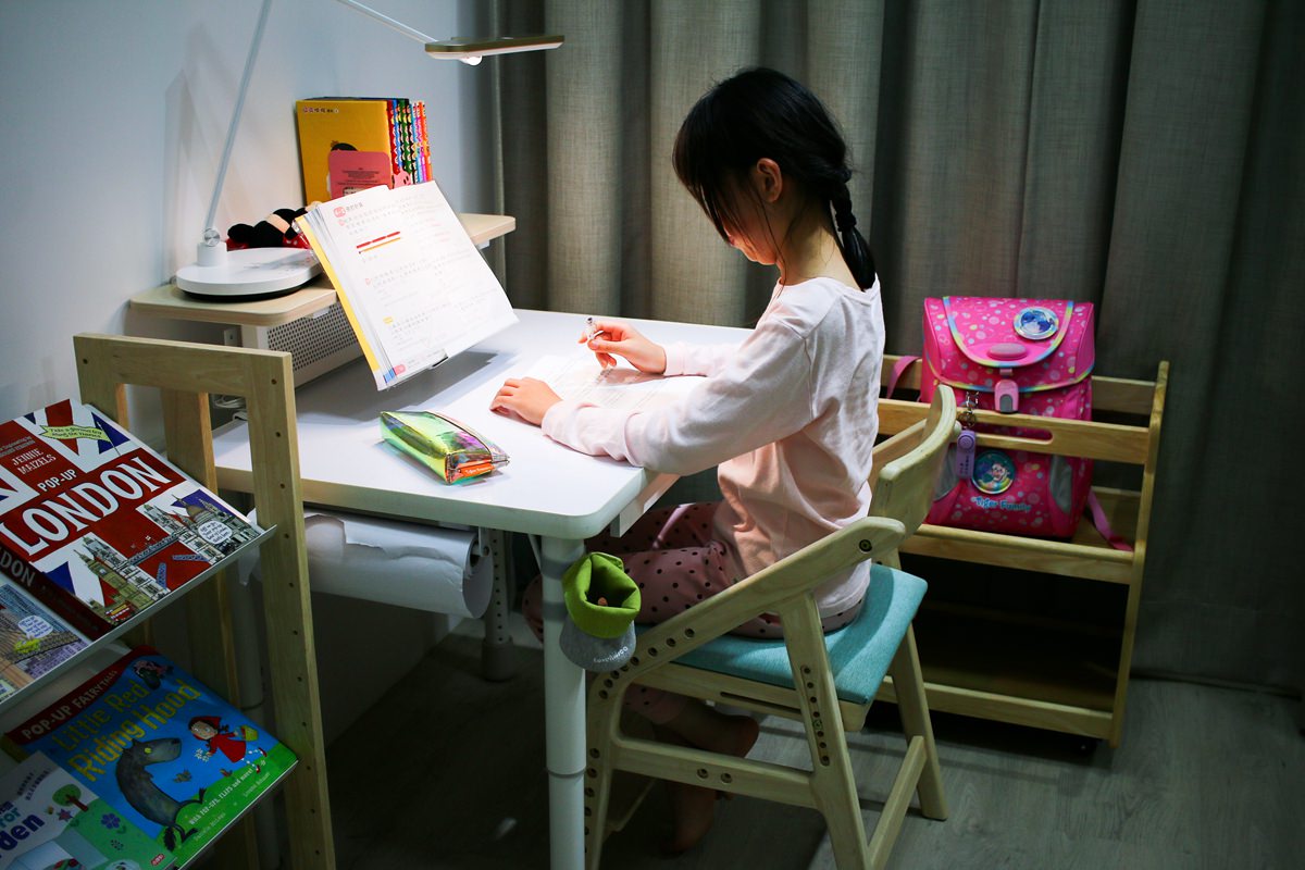 【團購】愛兒館旋轉書櫃實測：5.5級地震也搖不倒的超強收納！加碼開箱行動書包櫃、我的第一座小書櫃