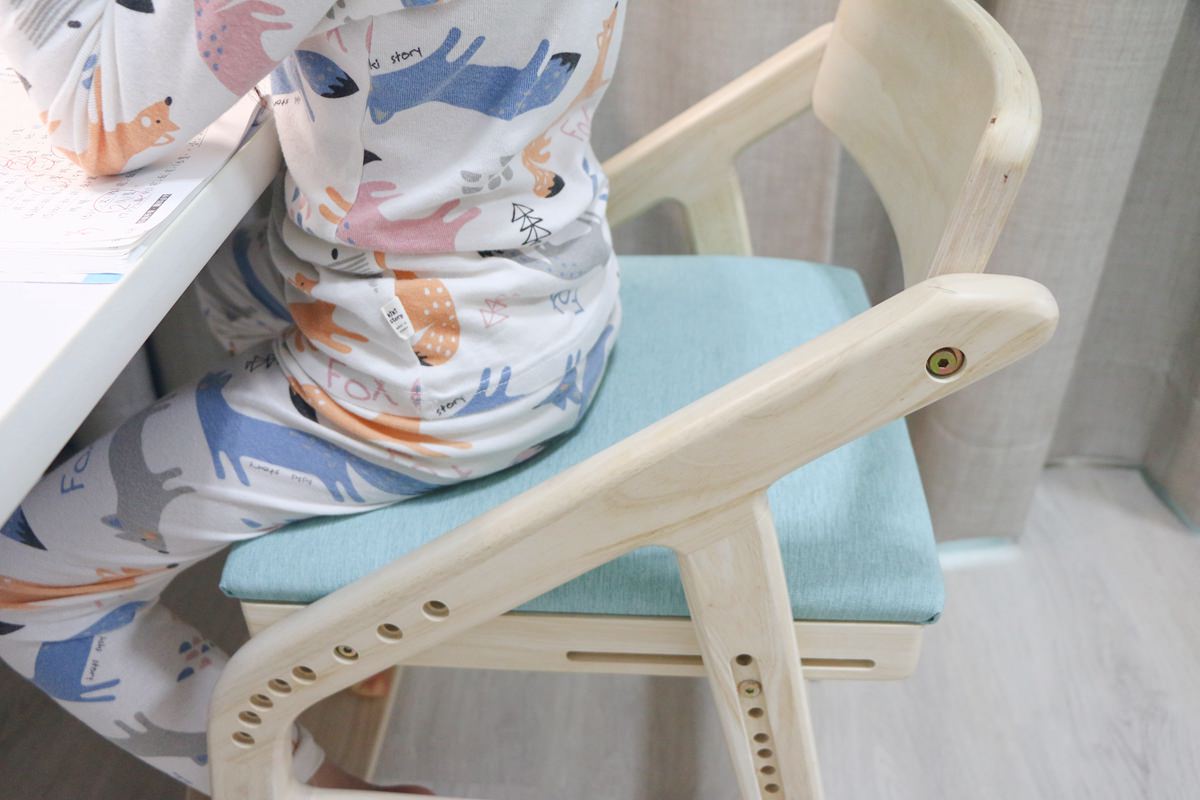 ADATTO成長書桌實拍｜學童椅可調高度設計+原木安全材質