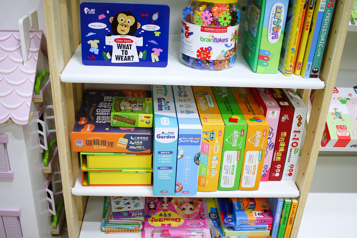 【團購】愛兒館旋轉書櫃實測：5.5級地震也搖不倒的超強收納！加碼開箱行動書包櫃、我的第一座小書櫃