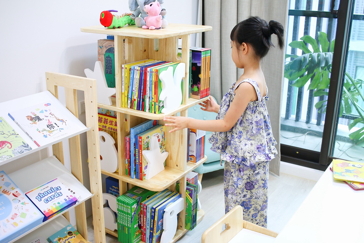 【團購】愛兒館旋轉書櫃實測：5.5級地震也搖不倒的超強收納！加碼開箱行動書包櫃、我的第一座小書櫃