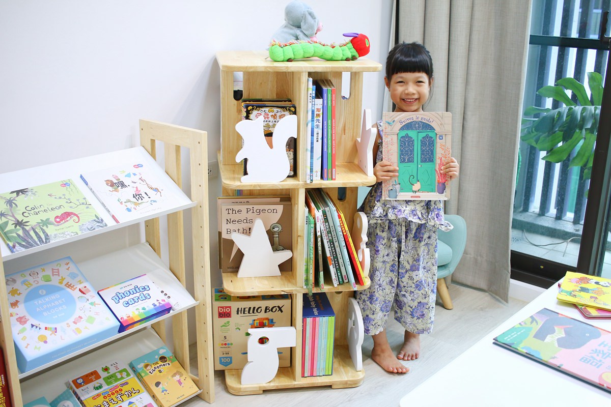 【團購】愛兒館旋轉書櫃實測：5.5級地震也搖不倒的超強收納！加碼開箱行動書包櫃、我的第一座小書櫃