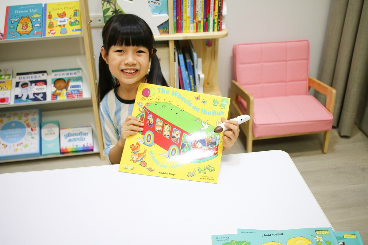 KIDsREAD點讀筆  Child’s Play童謠洞洞書