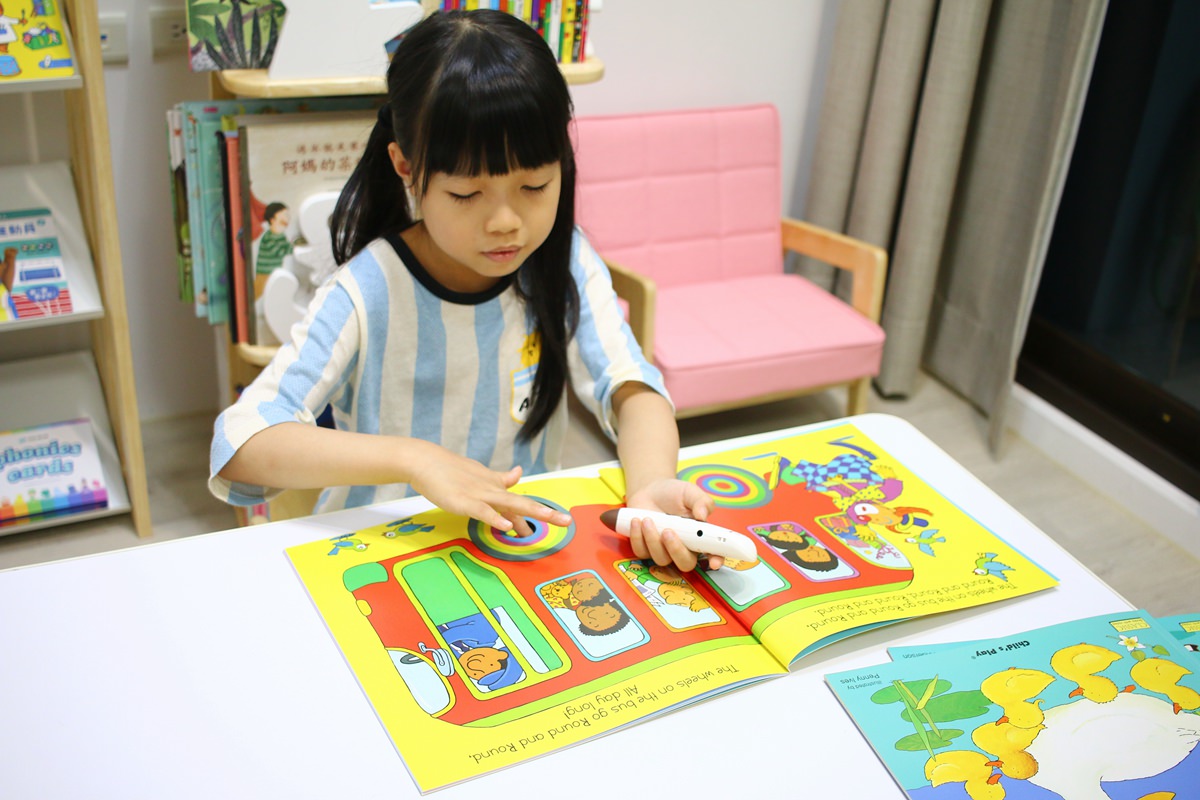 KIDsREAD點讀筆  Child’s Play童謠洞洞書