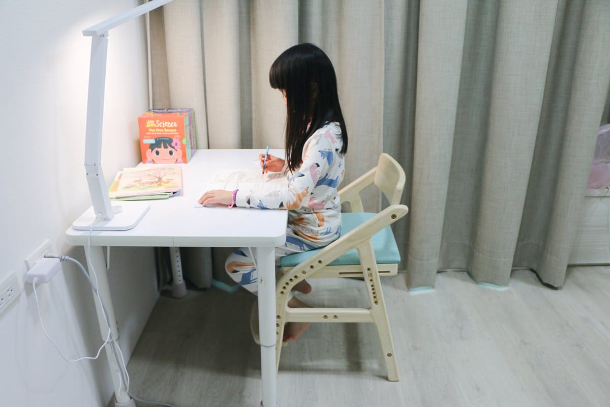 ADATTO成長書桌實拍｜學童椅可調高度設計+原木安全材質