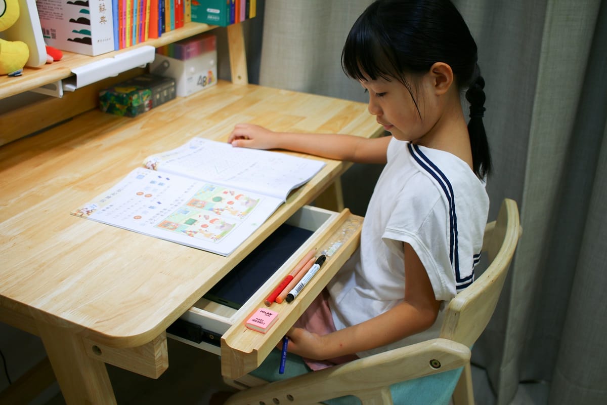 ADATTO成長書桌實拍｜學童椅可調高度設計+原木安全材質