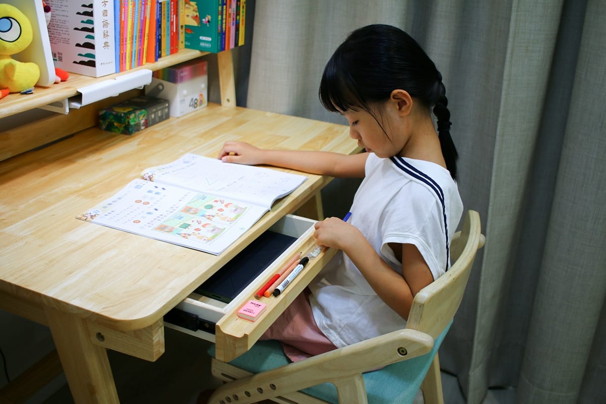 ADATTO成長書桌實拍｜學童椅可調高度設計+原木安全材質