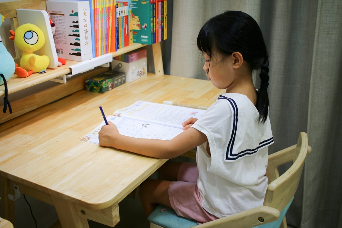 ADATTO成長書桌實拍｜學童椅可調高度設計+原木安全材質