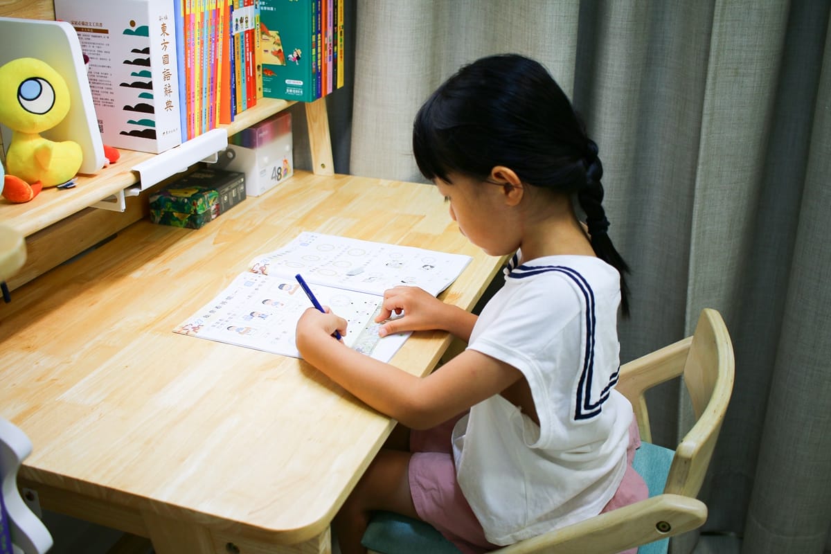 ADATTO成長書桌實拍｜學童椅可調高度設計+原木安全材質