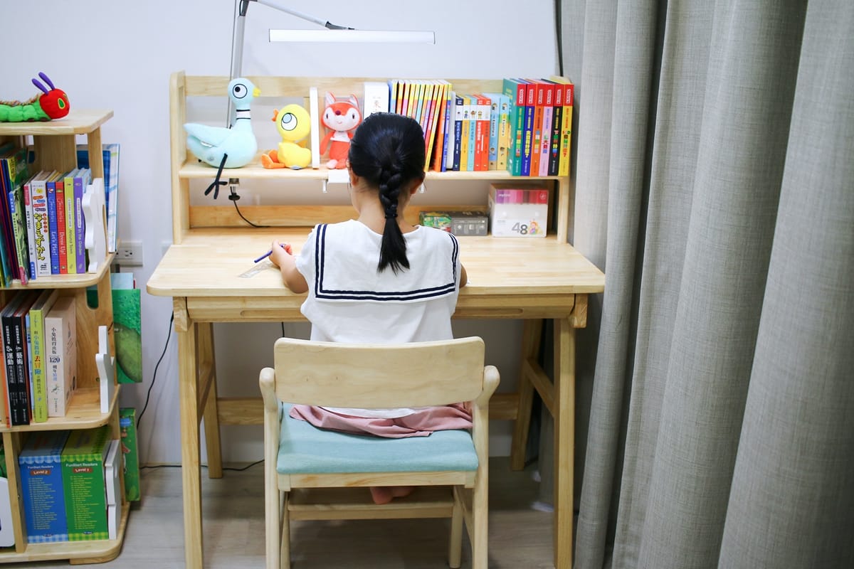 ADATTO成長書桌實拍｜學童椅可調高度設計+原木安全材質