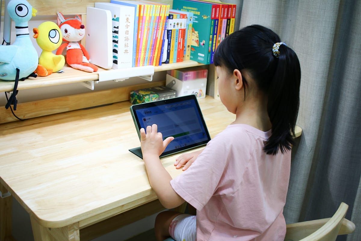 ADATTO成長書桌實拍｜學童椅可調高度設計+原木安全材質