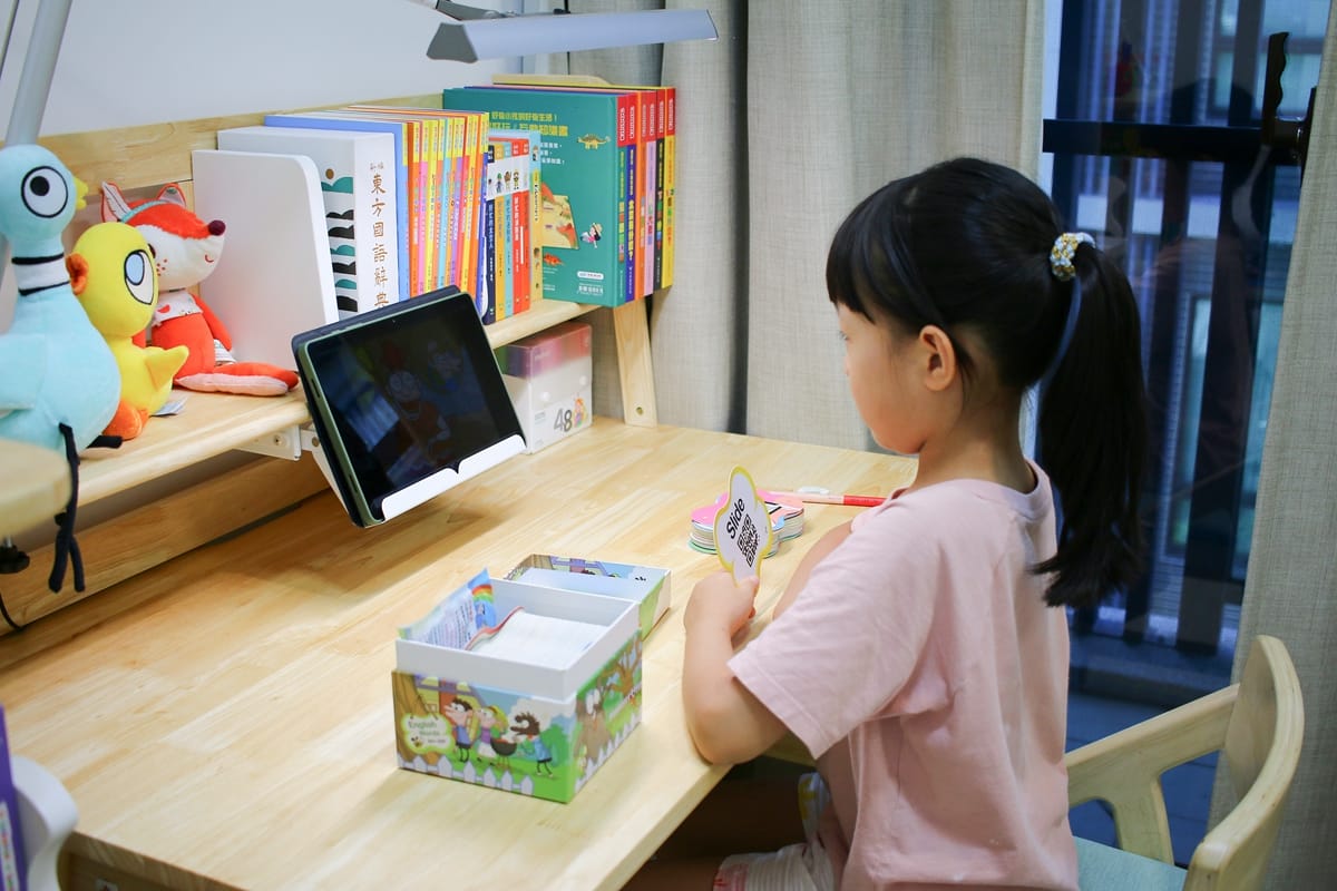 ADATTO成長書桌實拍｜學童椅可調高度設計+原木安全材質