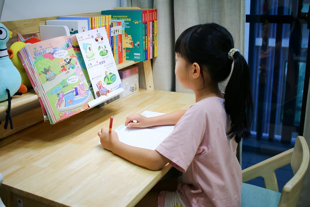 ADATTO成長書桌實拍｜學童椅可調高度設計+原木安全材質