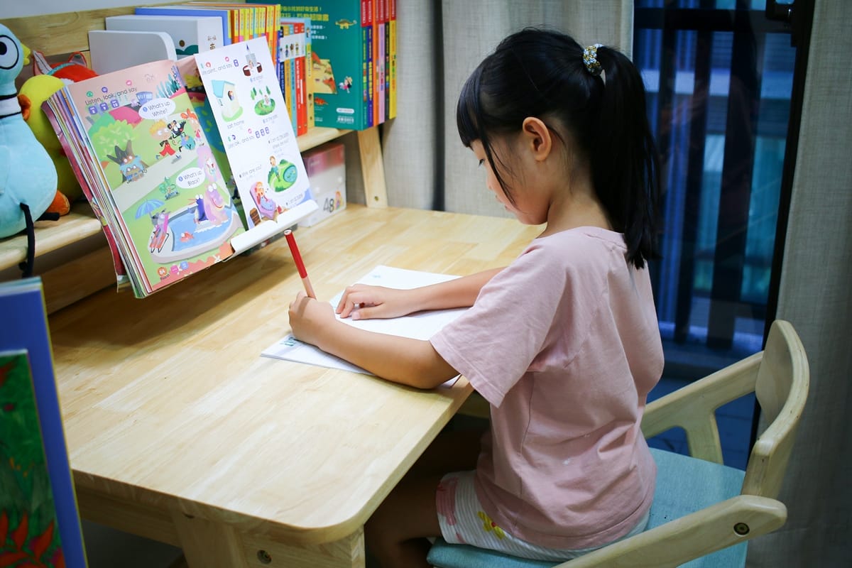 ADATTO成長書桌實拍｜學童椅可調高度設計+原木安全材質