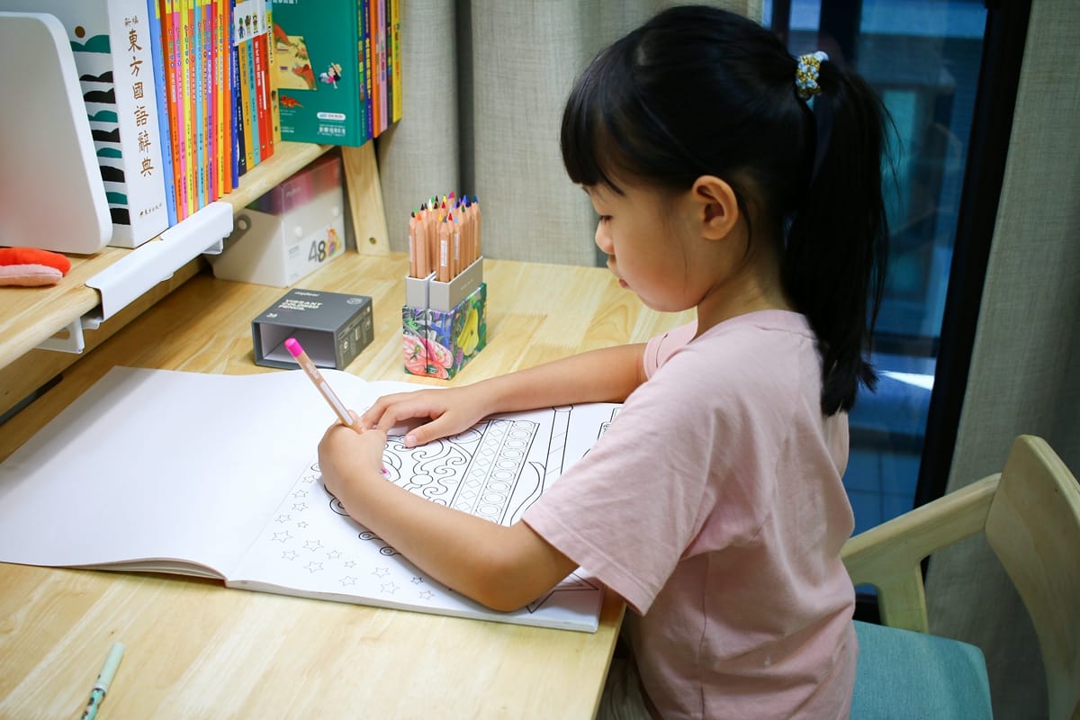 ADATTO成長書桌實拍｜學童椅可調高度設計+原木安全材質