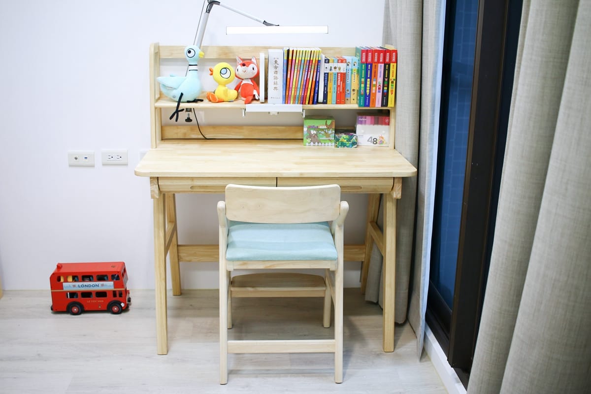 ADATTO成長書桌實拍｜學童椅可調高度設計+原木安全材質