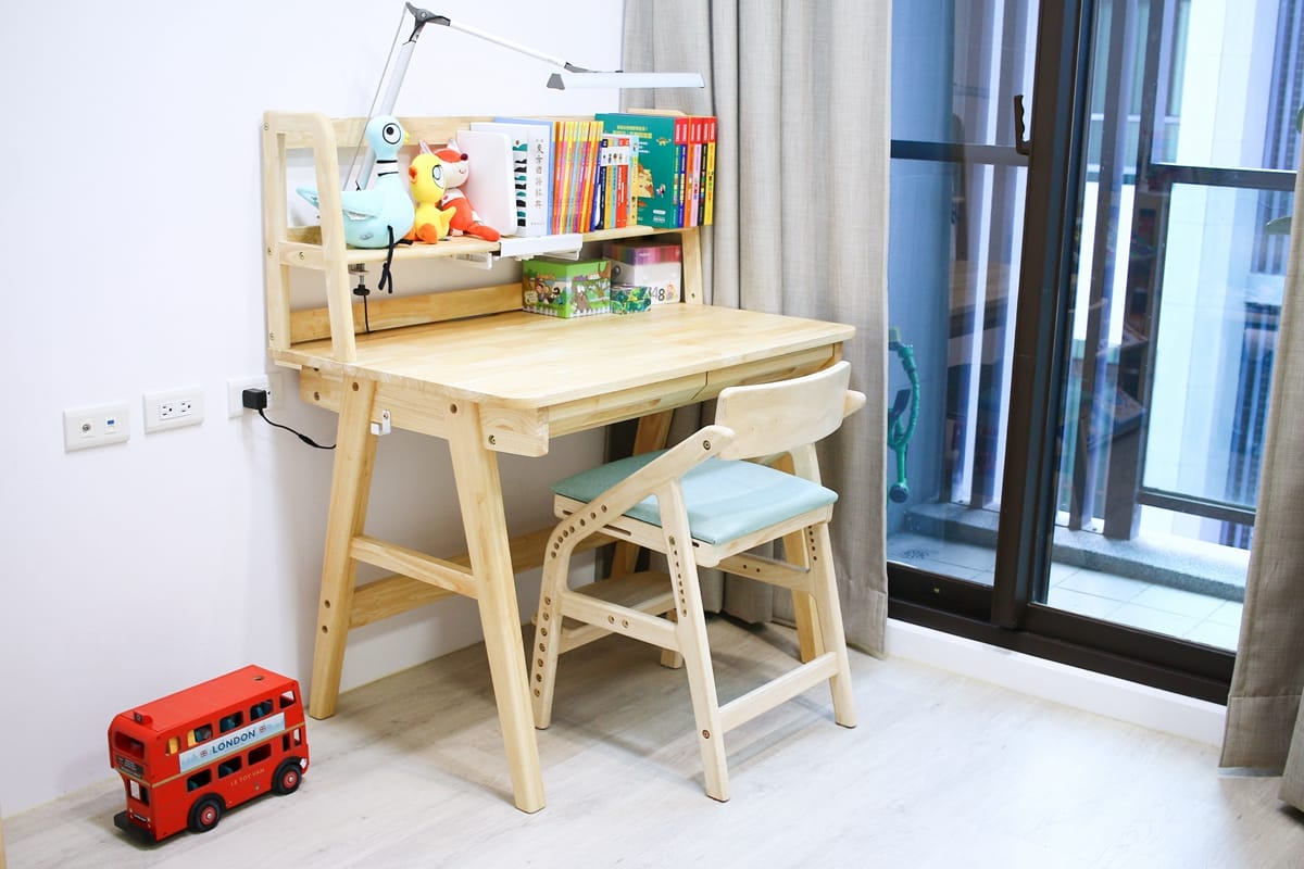 ADATTO成長書桌實拍｜學童椅可調高度設計+原木安全材質