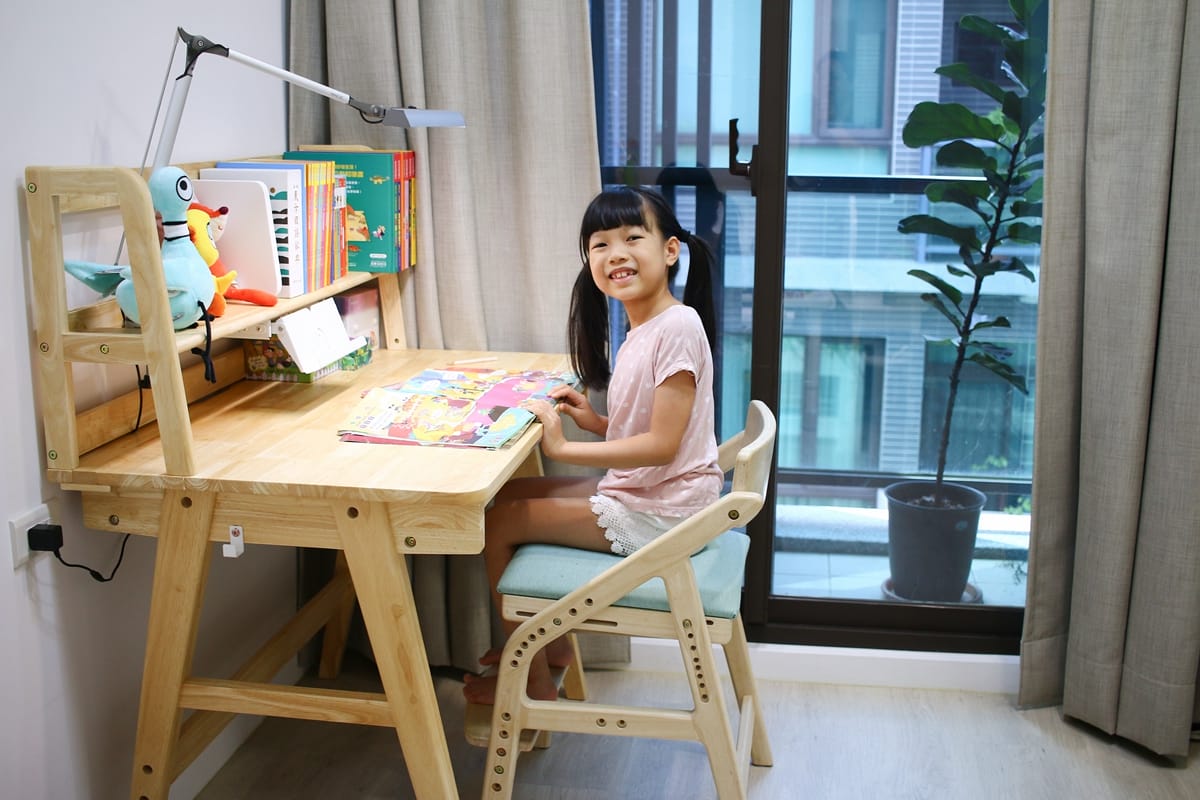 【開箱】愛兒館斜面式氣動升降伴讀桌開箱:全家人的萬用邊桌、智能移動邊桌 - 第2張圖 愛兒館 ADATTO學童工作站系列, 書桌、閱讀層架和 ADATTO學童椅, 全部式原木材質搭配一起好有質感~ 原木材質的溫潤感真的是讓人好喜愛呢!