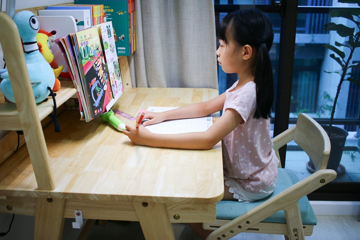 ADATTO成長書桌實拍｜學童椅可調高度設計+原木安全材質