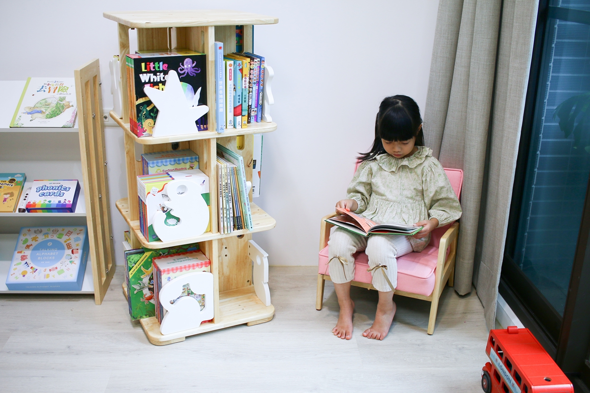 【團購】愛兒館旋轉書櫃實測：5.5級地震也搖不倒的超強收納！加碼開箱行動書包櫃、我的第一座小書櫃