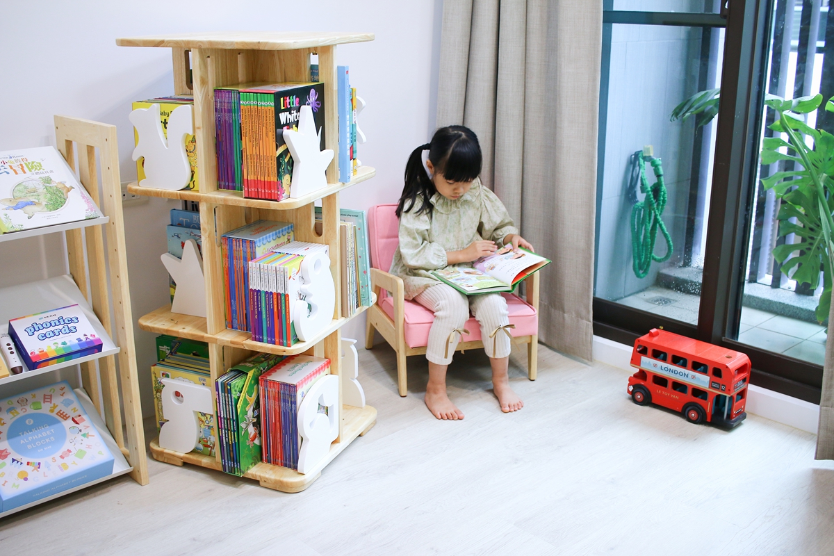 【團購】愛兒館旋轉書櫃實測：5.5級地震也搖不倒的超強收納！加碼開箱行動書包櫃、我的第一座小書櫃