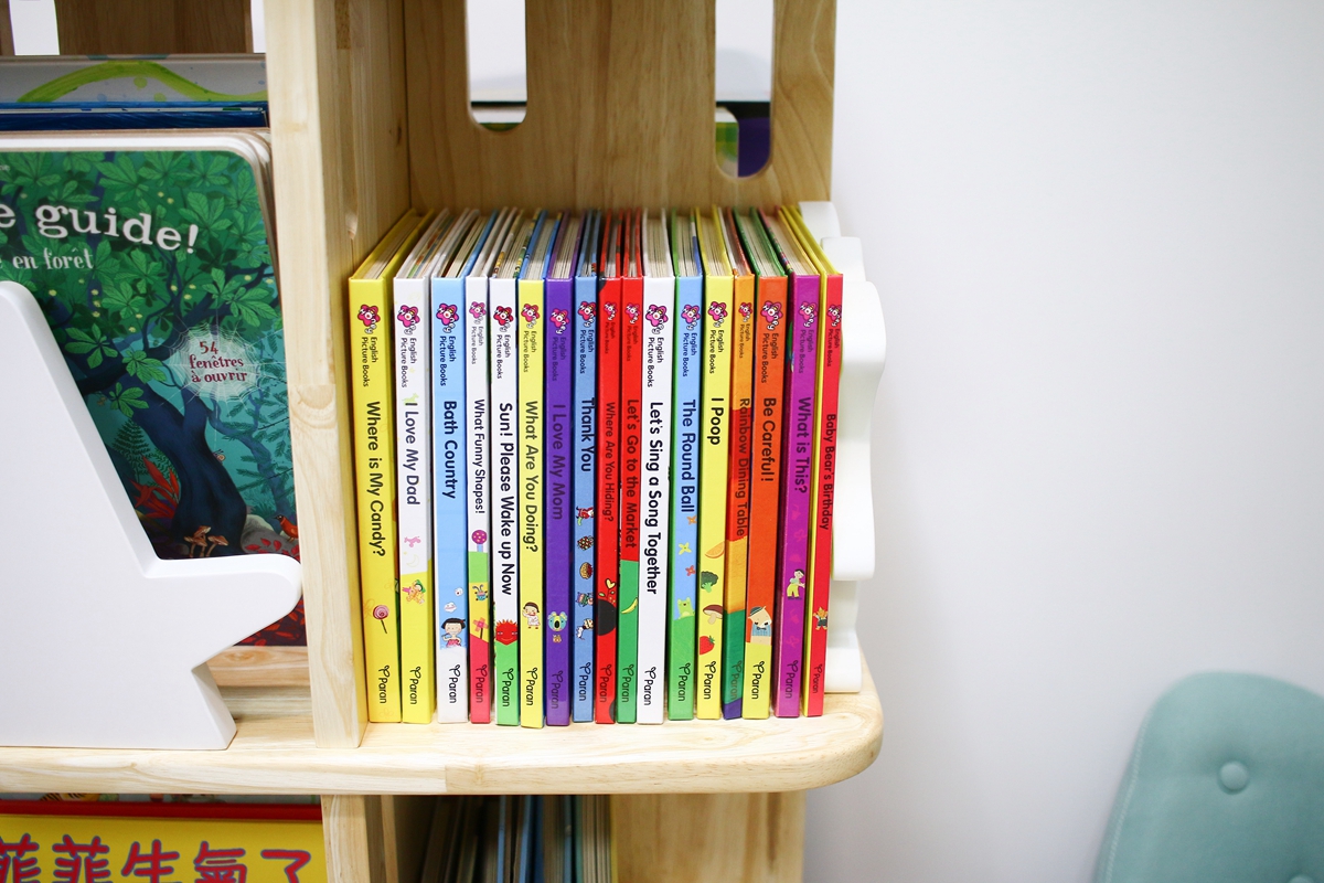 【團購】愛兒館旋轉書櫃實測：5.5級地震也搖不倒的超強收納！加碼開箱行動書包櫃、我的第一座小書櫃