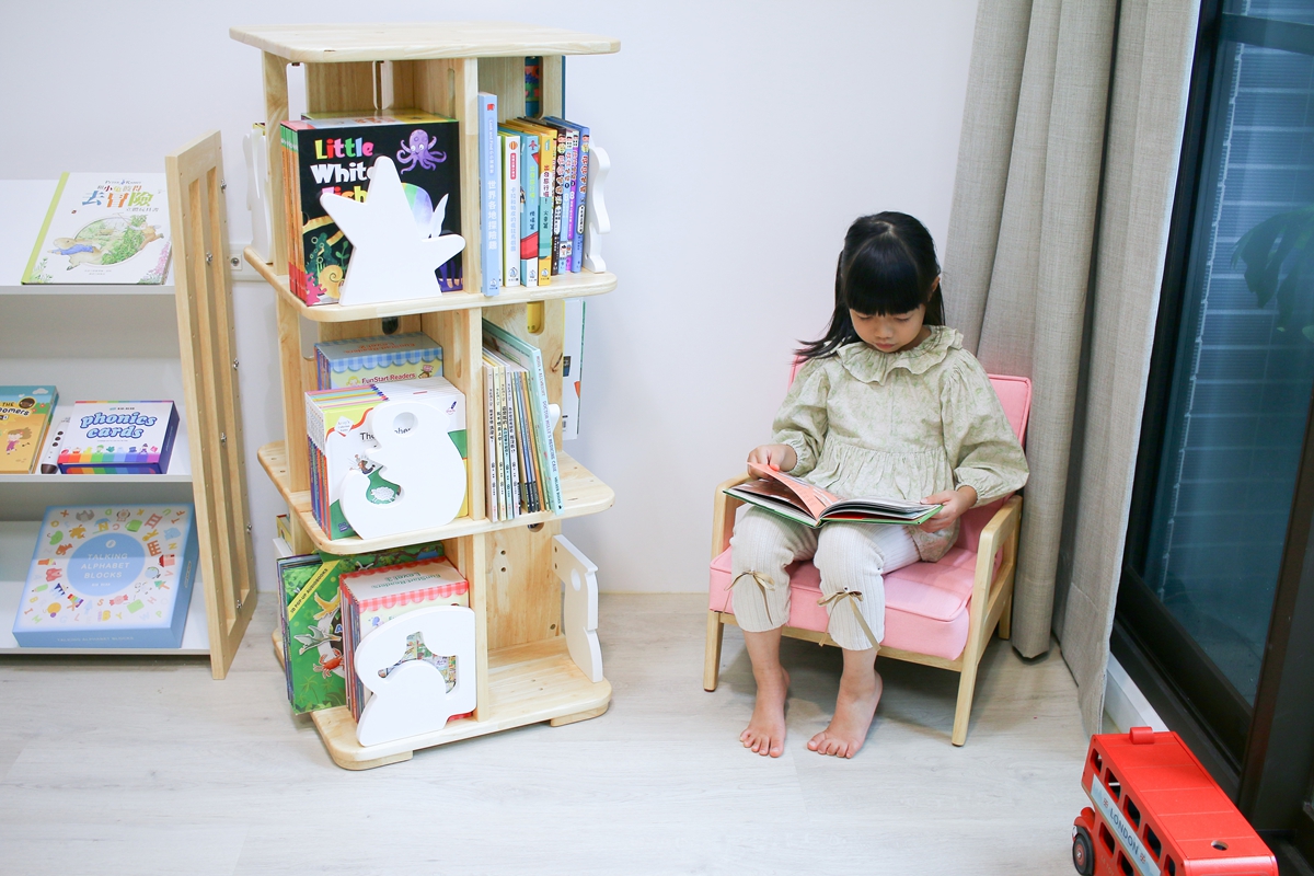 【團購】愛兒館旋轉書櫃實測：5.5級地震也搖不倒的超強收納！加碼開箱行動書包櫃、我的第一座小書櫃