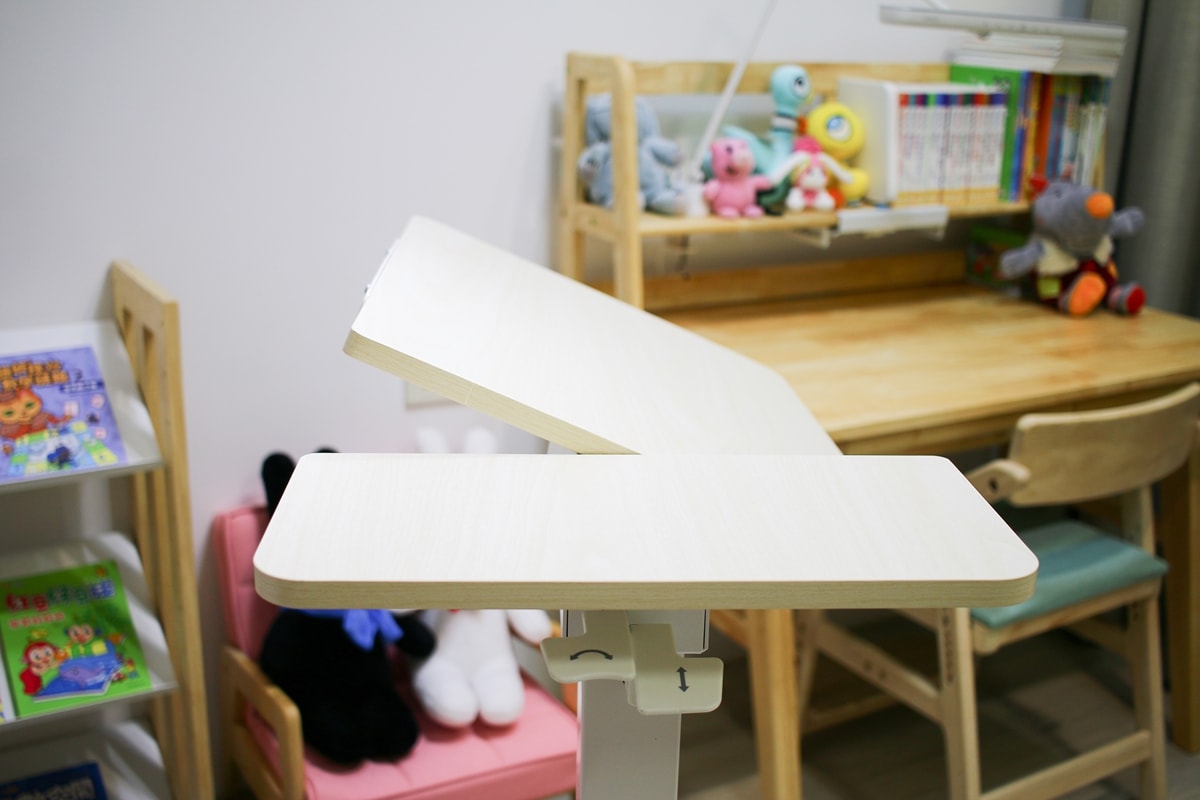 【團購】愛兒館斜面式氣動升降伴讀桌開箱:全家人的萬用邊桌、智能移動邊桌 - 第10張圖 【團購】愛兒館斜面式氣動升降伴讀桌開箱:全家人的萬用邊桌、智能移動邊桌