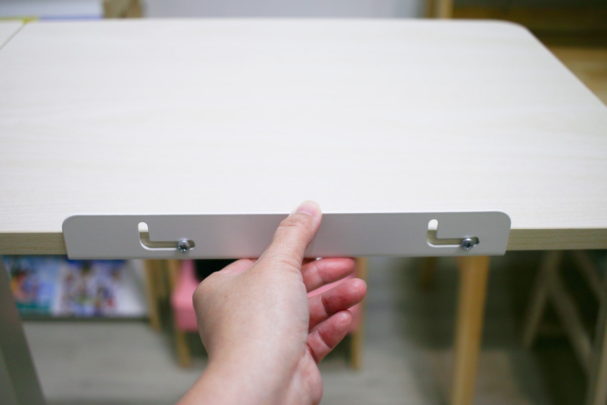 【團購】愛兒館斜面式氣動升降伴讀桌開箱:全家人的萬用邊桌、智能移動邊桌 - 第14張圖 【團購】愛兒館斜面式氣動升降伴讀桌開箱:全家人的萬用邊桌、智能移動邊桌