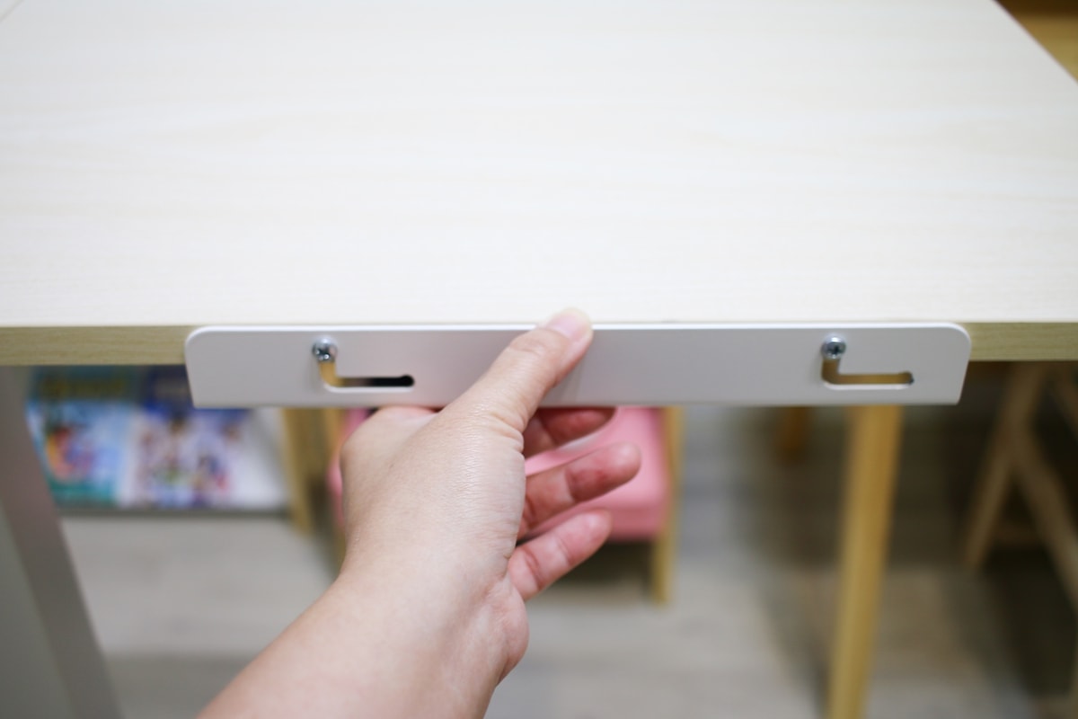 【團購】愛兒館斜面式氣動升降伴讀桌開箱:全家人的萬用邊桌、智能移動邊桌 - 第13張圖 【團購】愛兒館斜面式氣動升降伴讀桌開箱:全家人的萬用邊桌、智能移動邊桌