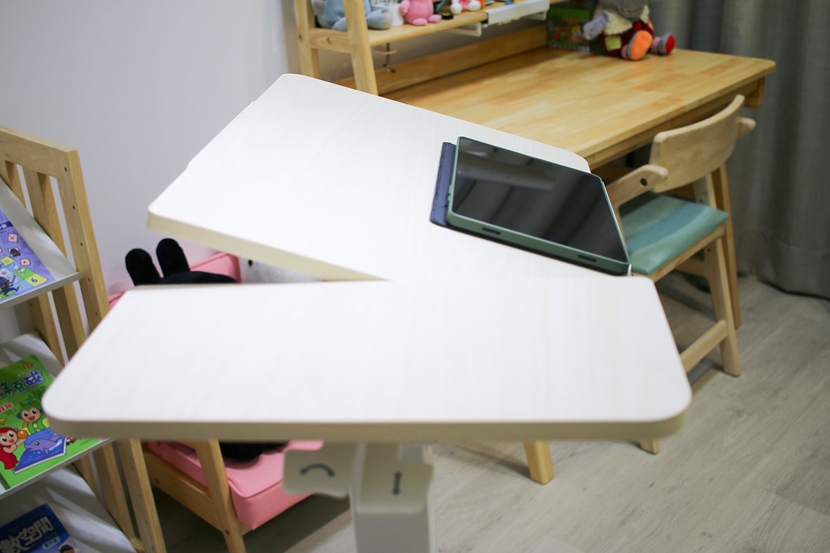 【團購】愛兒館斜面式氣動升降伴讀桌開箱:全家人的萬用邊桌、智能移動邊桌 - 第16張圖 【團購】愛兒館斜面式氣動升降伴讀桌開箱:全家人的萬用邊桌、智能移動邊桌