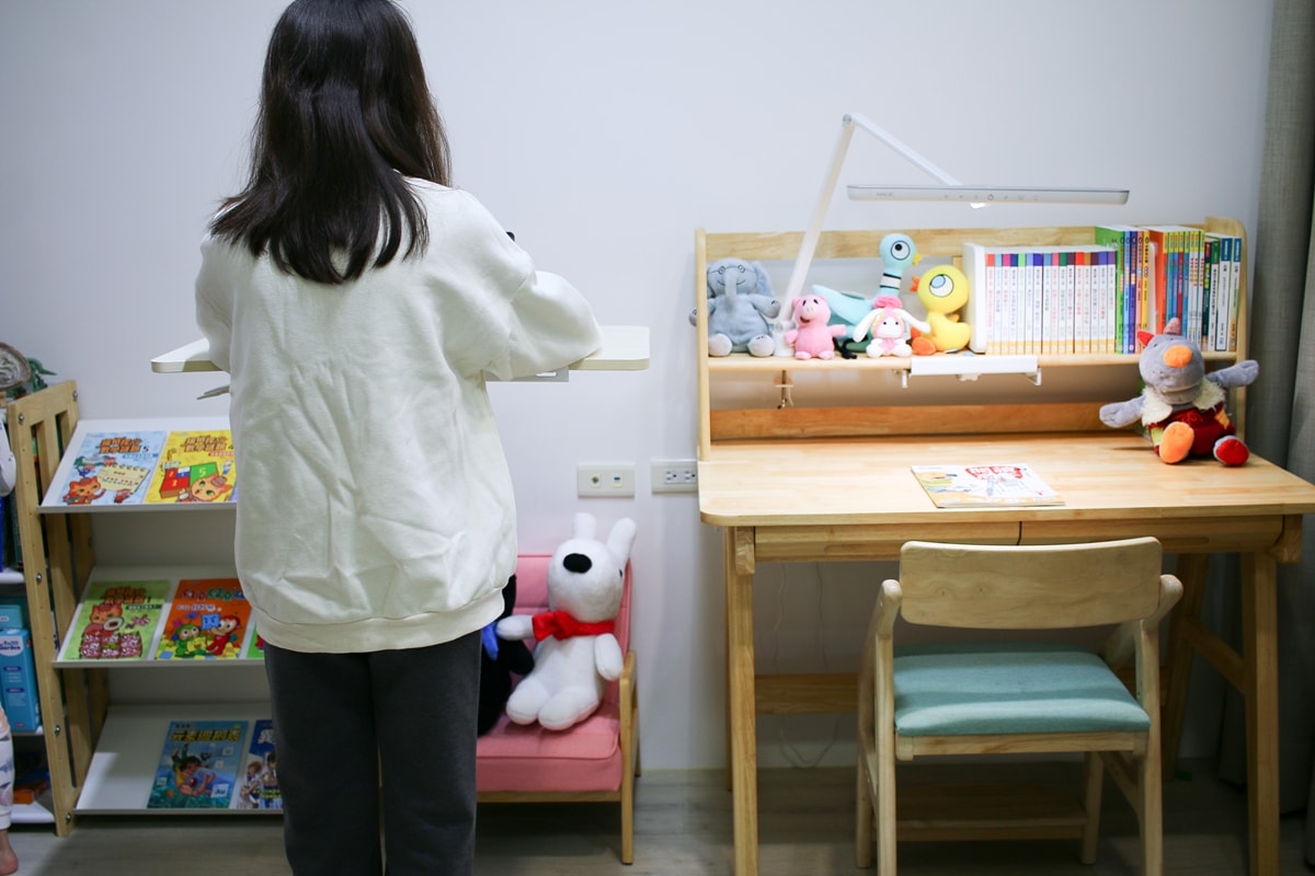 【團購】愛兒館斜面式氣動升降伴讀桌開箱:全家人的萬用邊桌、智能移動邊桌 - 第25張圖 【團購】愛兒館斜面式氣動升降伴讀桌開箱:全家人的萬用邊桌、智能移動邊桌