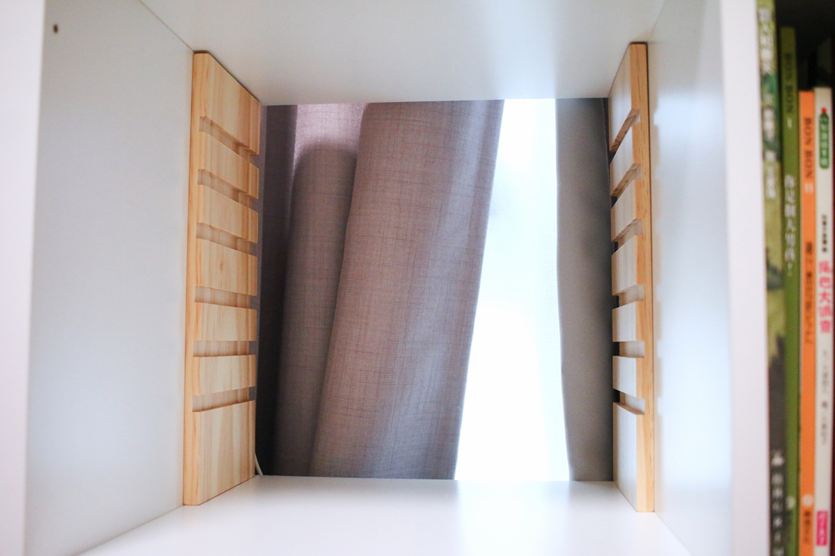 愛兒館 KALLAX 專用抽屜配件，安裝於 IKEA 白色櫃子中，適合收納兒童文具與樂高。