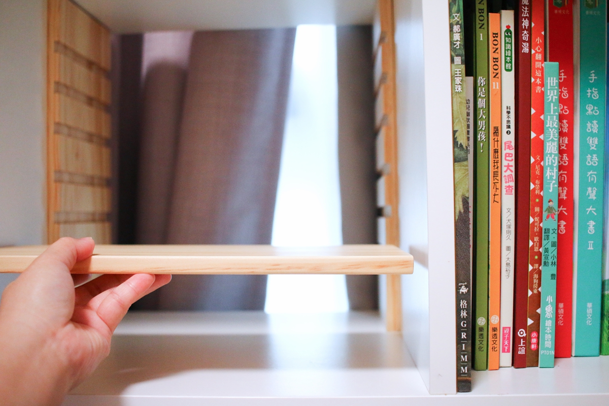 愛兒館 KALLAX 專用抽屜配件，安裝於 IKEA 白色櫃子中，適合收納兒童文具與樂高。