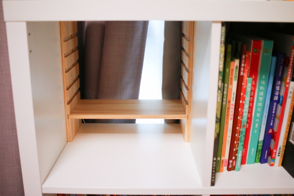 愛兒館 KALLAX 專用抽屜配件，安裝於 IKEA 白色櫃子中，適合收納兒童文具與樂高。