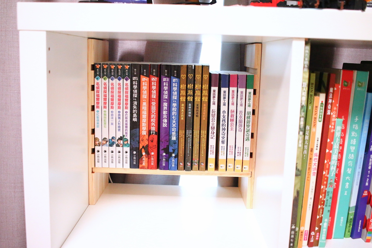 愛兒館 KALLAX 專用抽屜配件，安裝於 IKEA 白色櫃子中，適合收納兒童文具與樂高。