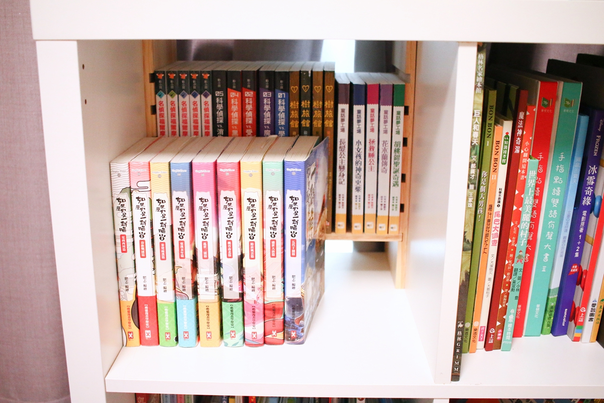 愛兒館 KALLAX 專用抽屜配件，安裝於 IKEA 白色櫃子中，適合收納兒童文具與樂高。