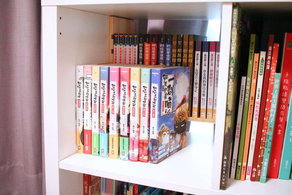 愛兒館 KALLAX 專用抽屜配件，安裝於 IKEA 白色櫃子中，適合收納兒童文具與樂高。