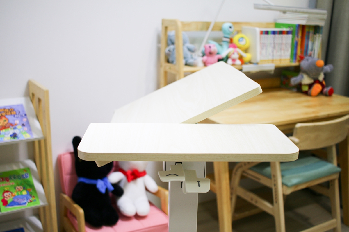 【開箱】愛兒館斜面式氣動升降伴讀桌開箱：全家人的萬用邊桌、智能移動邊桌