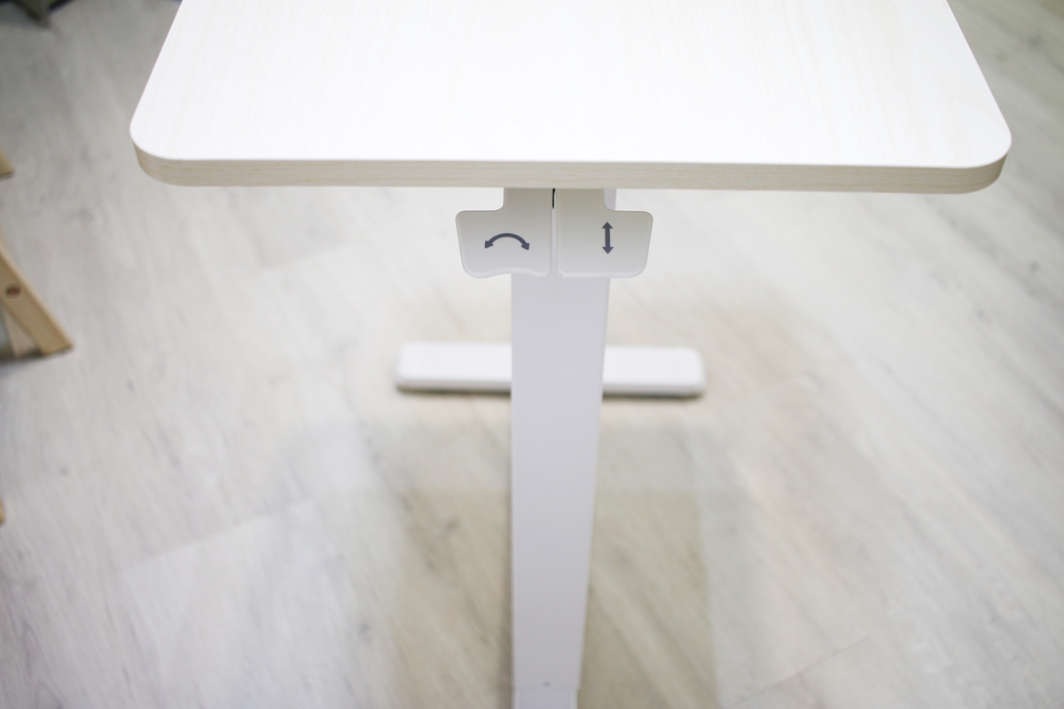 【開箱】愛兒館斜面式氣動升降伴讀桌開箱:全家人的萬用邊桌、智能移動邊桌 - 第21張圖 【開箱】愛兒館斜面式氣動升降伴讀桌開箱:全家人的萬用邊桌、智能移動邊桌