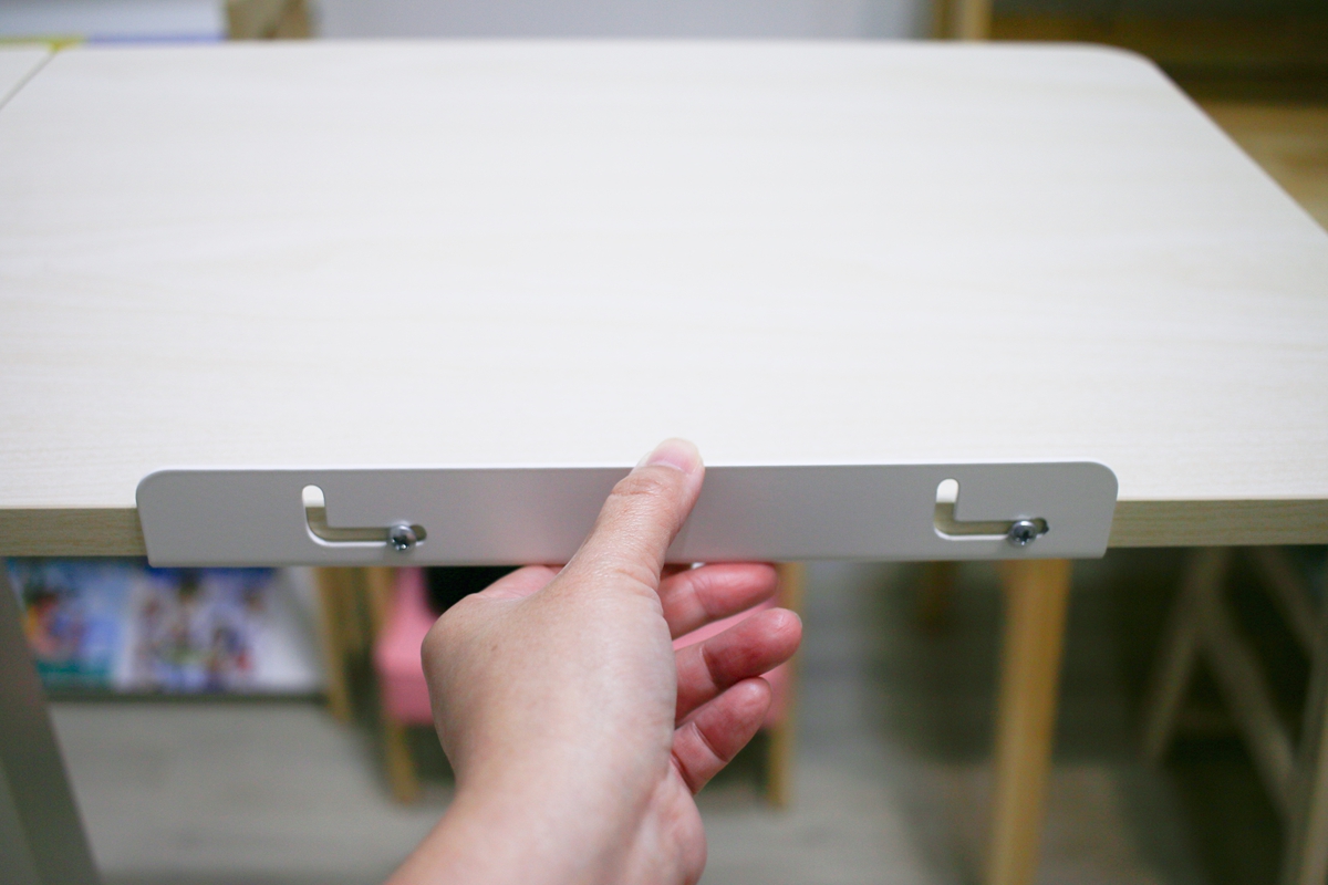 【開箱】愛兒館斜面式氣動升降伴讀桌開箱:全家人的萬用邊桌、智能移動邊桌 - 第12張圖 【開箱】愛兒館斜面式氣動升降伴讀桌開箱:全家人的萬用邊桌、智能移動邊桌