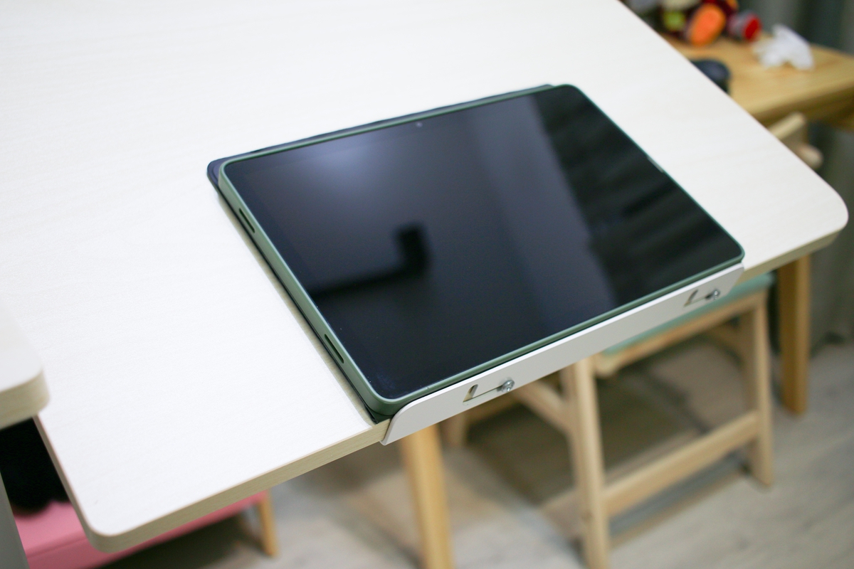 【開箱】愛兒館斜面式氣動升降伴讀桌開箱：全家人的萬用邊桌、智能移動邊桌