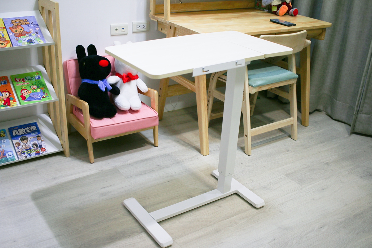 【開箱】愛兒館斜面式氣動升降伴讀桌開箱:全家人的萬用邊桌、智能移動邊桌 - 第16張圖 【開箱】愛兒館斜面式氣動升降伴讀桌開箱:全家人的萬用邊桌、智能移動邊桌