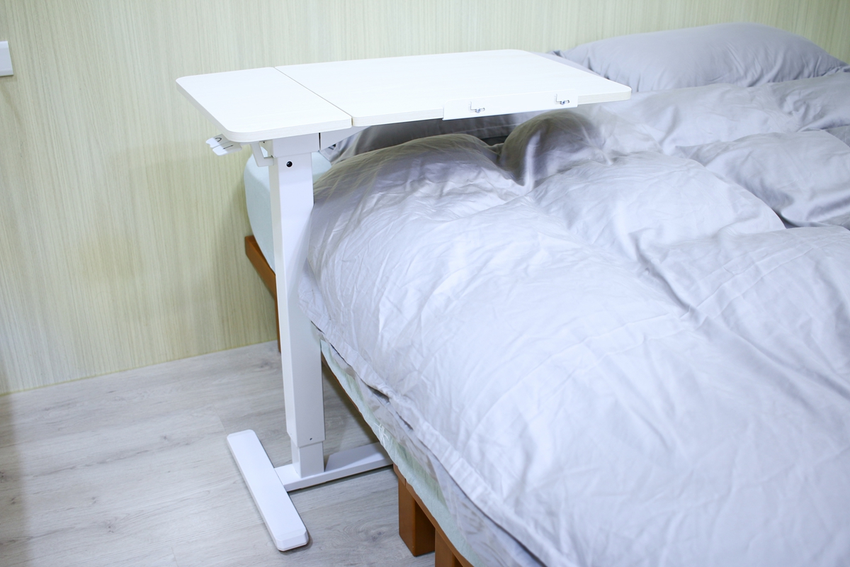 【開箱】愛兒館斜面式氣動升降伴讀桌開箱：全家人的萬用邊桌、智能移動邊桌