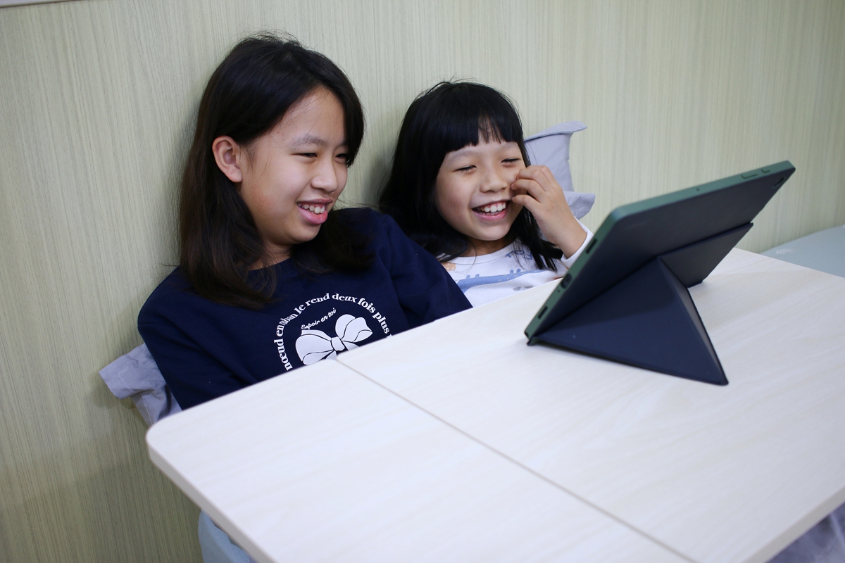 【開箱】愛兒館斜面式氣動升降伴讀桌開箱:全家人的萬用邊桌、智能移動邊桌 - 第33張圖 【開箱】愛兒館斜面式氣動升降伴讀桌開箱:全家人的萬用邊桌、智能移動邊桌