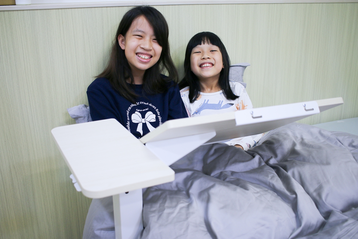 【開箱】愛兒館斜面式氣動升降伴讀桌開箱：全家人的萬用邊桌、智能移動邊桌