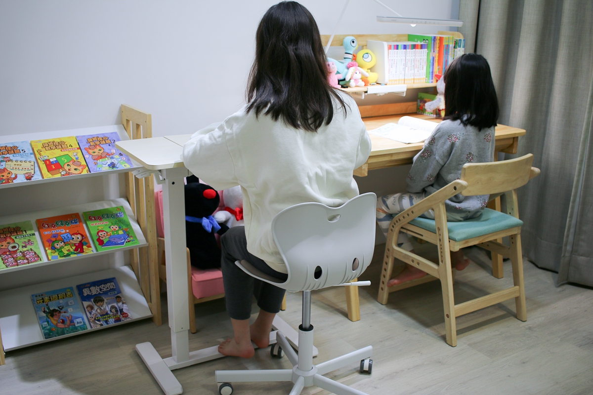 【開箱】愛兒館斜面式氣動升降伴讀桌開箱：全家人的萬用邊桌、智能移動邊桌