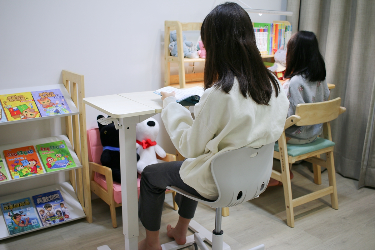 【開箱】愛兒館斜面式氣動升降伴讀桌開箱:全家人的萬用邊桌、智能移動邊桌 - 第4張圖 【開箱】愛兒館斜面式氣動升降伴讀桌開箱:全家人的萬用邊桌、智能移動邊桌